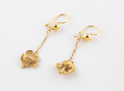 Pair of earrings in gold 750°/°° with hibiscus...