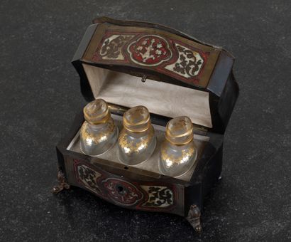 null Perfume cellar with Boulle decoration and its gilded glass bottles.

(accidents...