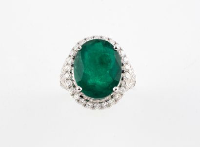 null Ring in white gold 750°/°° set with a Colombian emerald of 10 cts approx., with...