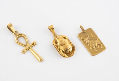 Lot of three pendants in gold 750°/°° including...