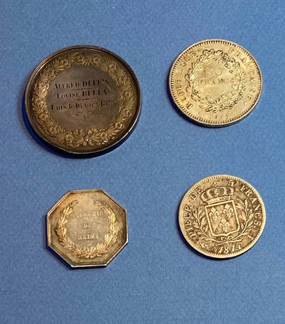 null Lot de deux pièces en argent comprenant un 50F 1974, une pièce Louis XVIII 1814...