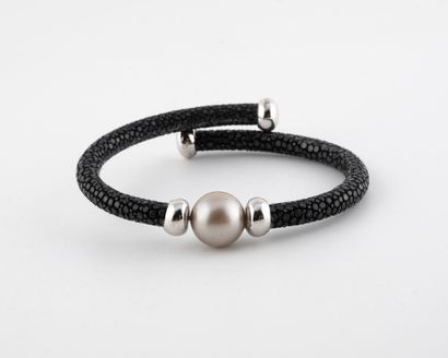 Bracelet galuchat noire orné d'une perle...