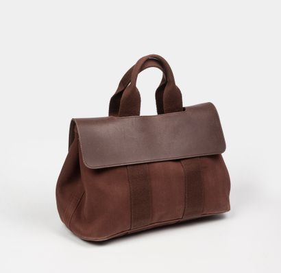 null HERMES

Sac Valparaiso en toile et cuir cacao. 

L. 31 cm. 

(usures notamment...