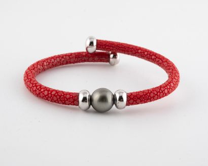 Bracelet galuchat rouge orné d'une perle...