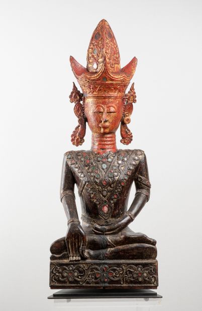 null Important statue in lacquered wood and inlaid glass, representing the Buddha...