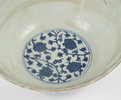 null A blue and white porcelain bowl, decorated with lotus and foliage. 

China,...