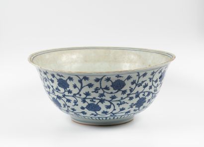 null A blue and white porcelain bowl, decorated with lotus and foliage. 

China,...