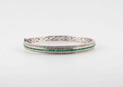 null Bracelet in white gold 750°/°° set with calibrated emeralds and two lines of...