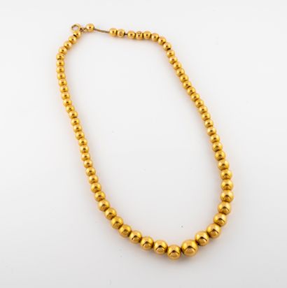 null Necklace said marseillais in gold 750°/°° decorated with a fall of gold pearls.
Weight...