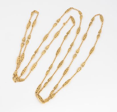 null Long necklace in gold filigree 750°/°°.
Weight : 50,42 g.