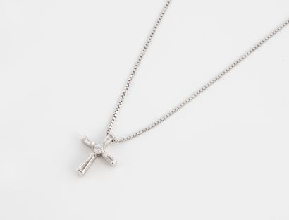null Chain and its cross pendant in white gold 750 °/°° enhanced with round and tapered...
