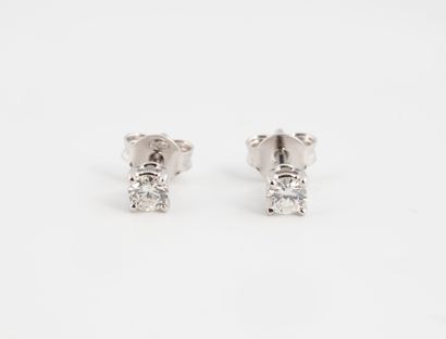 null Paire de puces d'oreilles en or gris 750 °/°° ornées de deux diamants totalisant...