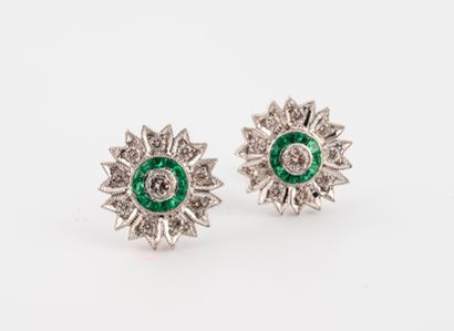 null Pair of white gold 750°/°° flower earrings set with a diamond in a double circle...