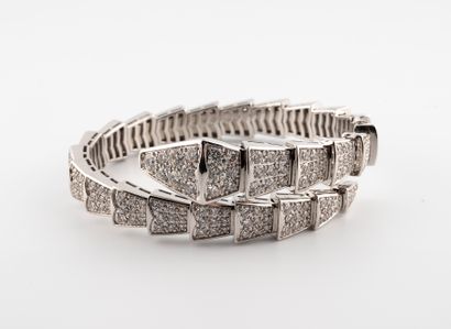 null BVLGARI
Bracelet Serpenti Viper en or gris 750°/°° pavé de diamants. 
Signé...