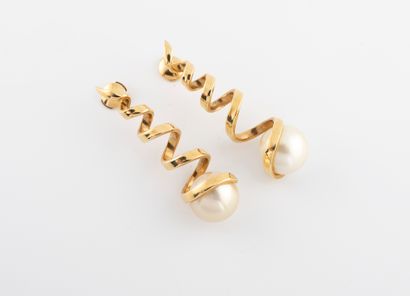 null Paire de pendants d'oreilles spirale en or 750 °/°° ornés d'une perle de culture...