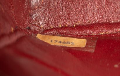 null CHANEL. PARIS
Sac bandoulière en cuir matelassé marine, intérieur rouge numéroté,...