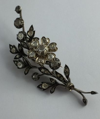 null Broche trembleuse à motif d'églantine en or 750°/°° et argent sertie de diamants...