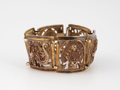 null Articulated bracelet in vermeil 800°/°°, decorated with embossed plates of dragons...