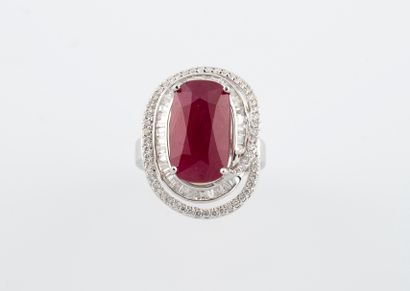 null Ring in white gold 750°/°° set with a ruby of 6 cts approx. in an openwork setting...