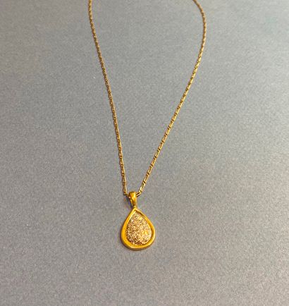 null Chain and its pendant drop in gold 750°/°° decorated with a paving of diamonds.
Gross...