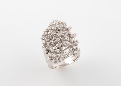 null Ring in white gold 750 °/°° enhanced by an openwork paving of 2.20 cts of diamonds.
TDD...