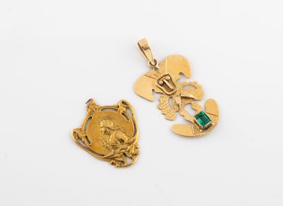 null Lot in gold 750°/°° including an Aztec pendant set with an emerald and a pendant...