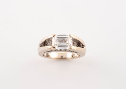 null Bague en or gris 750°/°° sertie d'un diamant taille émeraude de 1,40 cts env....