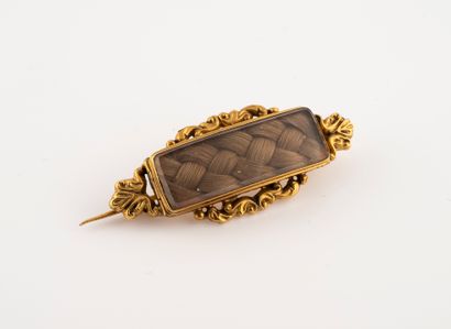 null Brooch souvenir in gold foliage 750°/°°, enhanced with braided hair.
Work of...