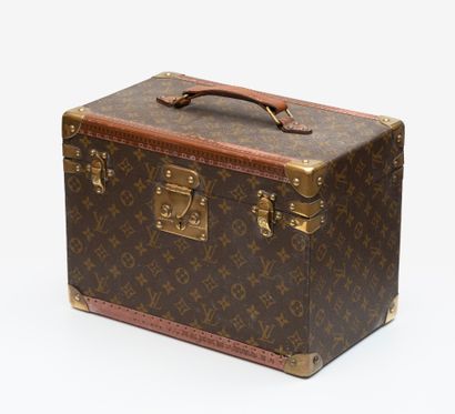 null LOUIS VUITTON. 
Vanity case gainé de toile enduite monogrammée à renforts d'angles...