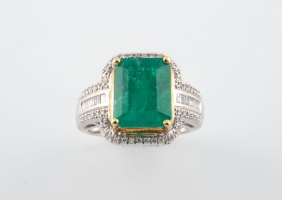 null Ring in two golds 750°/°° set with a Colombian emerald of 5.50cts approx. with...