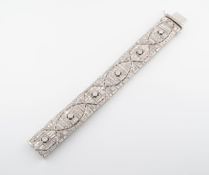 null Ribbon bracelet in white gold 750°/°° decorated with a large geometric paving...