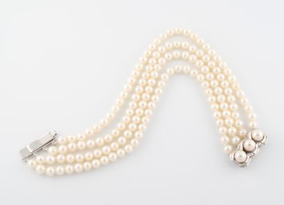 null Bracelet of 4 rows of cultured pearls enhanced by a clasp barrette in white...