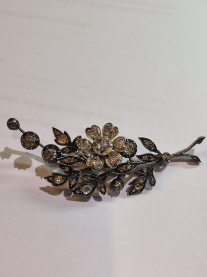 null Broche trembleuse à motif d'églantine en or 750°/°° et argent sertie de diamants...