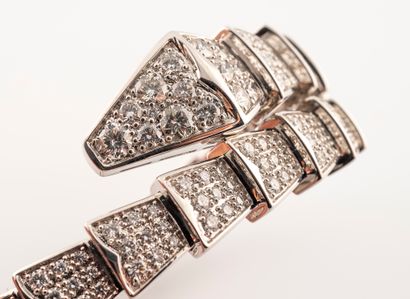 null BVLGARI
Bracelet Serpenti Viper en or gris 750°/°° pavé de diamants. 
Signé...