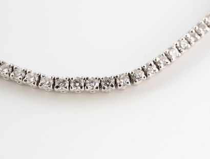 null Bracelet ligne en or gris 750°/°° serti de 1,50 cts env. de diamants.
L. 18...