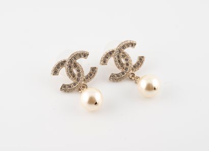 null CHANEL
Pair of gold-plated metal earrings adorned with the initials set with...