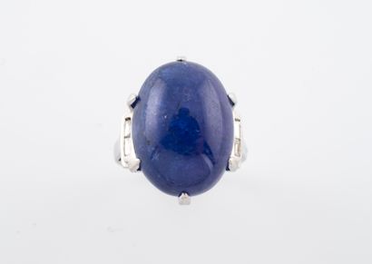 null Ring in white gold 750°/°° decorated with a cabochon of tanzanite of 20 cts...