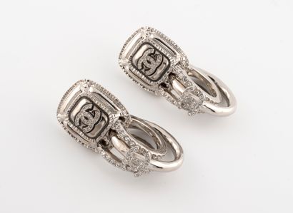 null CHANEL
Paire de boucles d'oreilles en métal couleur argent ornées du sigle rehaussé...