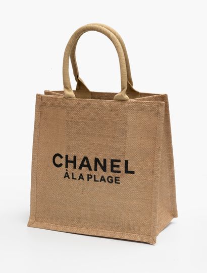 null CHANEL
Sac cabas "Chanel à la plage" en toile de jute plastifiée.
(VIP gift...