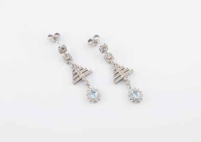 null Pair of earrings in white gold 750°/°°° with geometrical pattern set with diamonds...