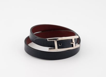 null HERMES
Behapi double wrap bracelet in black leather and metal buckle.
Signe...