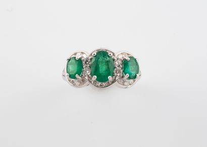 null Ring in white gold 750°/°° set with three emeralds in a diamond setting
TDD...