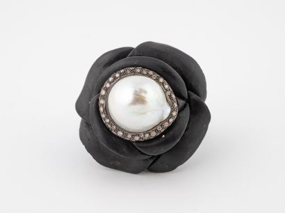 null SYLVIE CORBELIN
Flower ring in ebony decorated with a large baroque cultured...