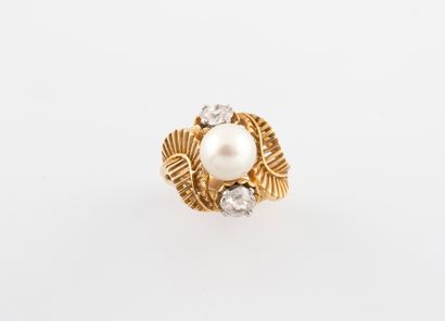 null Gold 750 °/°° and platinum ring decorated with a cultured pearl and two diamonds...