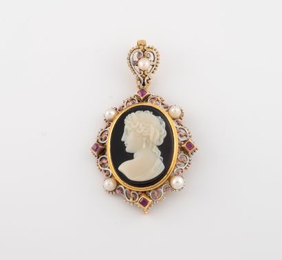 null Pendant chiseled interlacing enamelled gold 750 ° / ° decorated with a cameo...