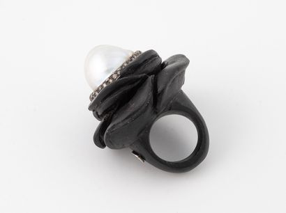 null SYLVIE CORBELIN
Flower ring in ebony decorated with a large baroque cultured...