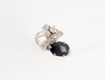 null Ring in white gold 750°/°° set with a sapphire and diamonds.
(chips)
TDD 59
Gross...