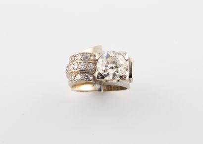 null Bague chevalière Tank en or gris 750°/°° ornée d'un diamant TA de 1,75 cts env....