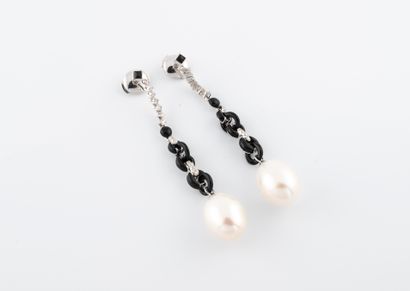 null Pair of earrings in white gold 750°/°° set with onyx links enhanced with diamonds...