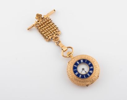 null Châtelaine en or 750°/°° à décor de coquilles et sa montre de col en or émaillé...
